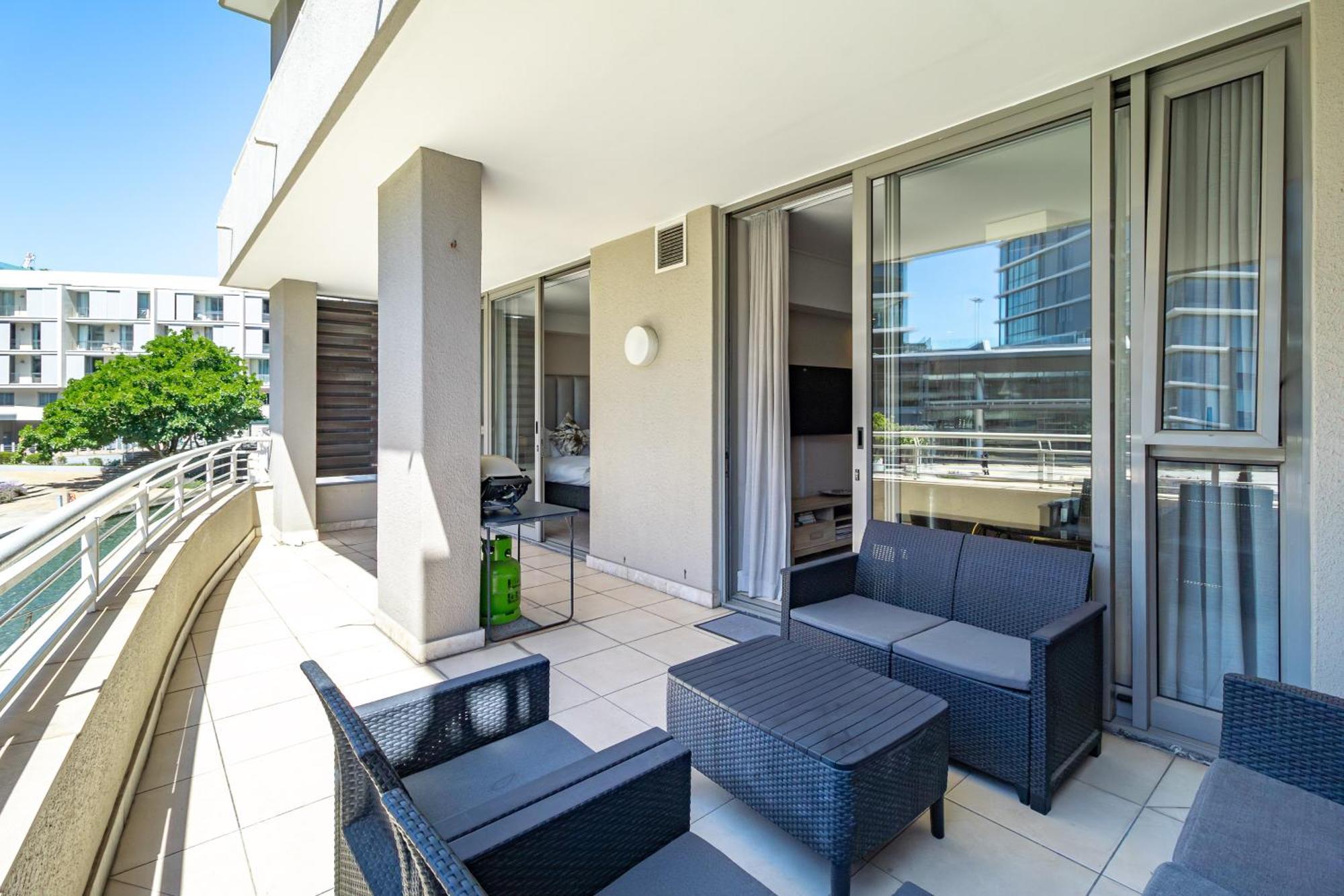 Canal Quays No Load Shedding Two Bedroom Le Cap