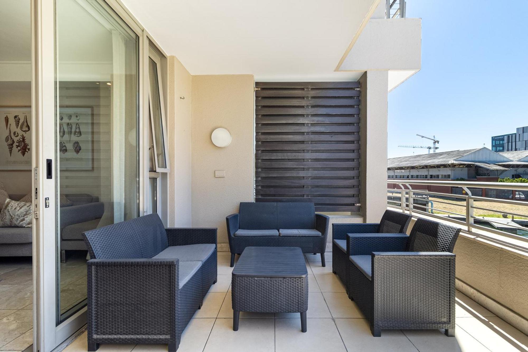 Canal Quays No Load Shedding Two Bedroom Appartement Le Cap