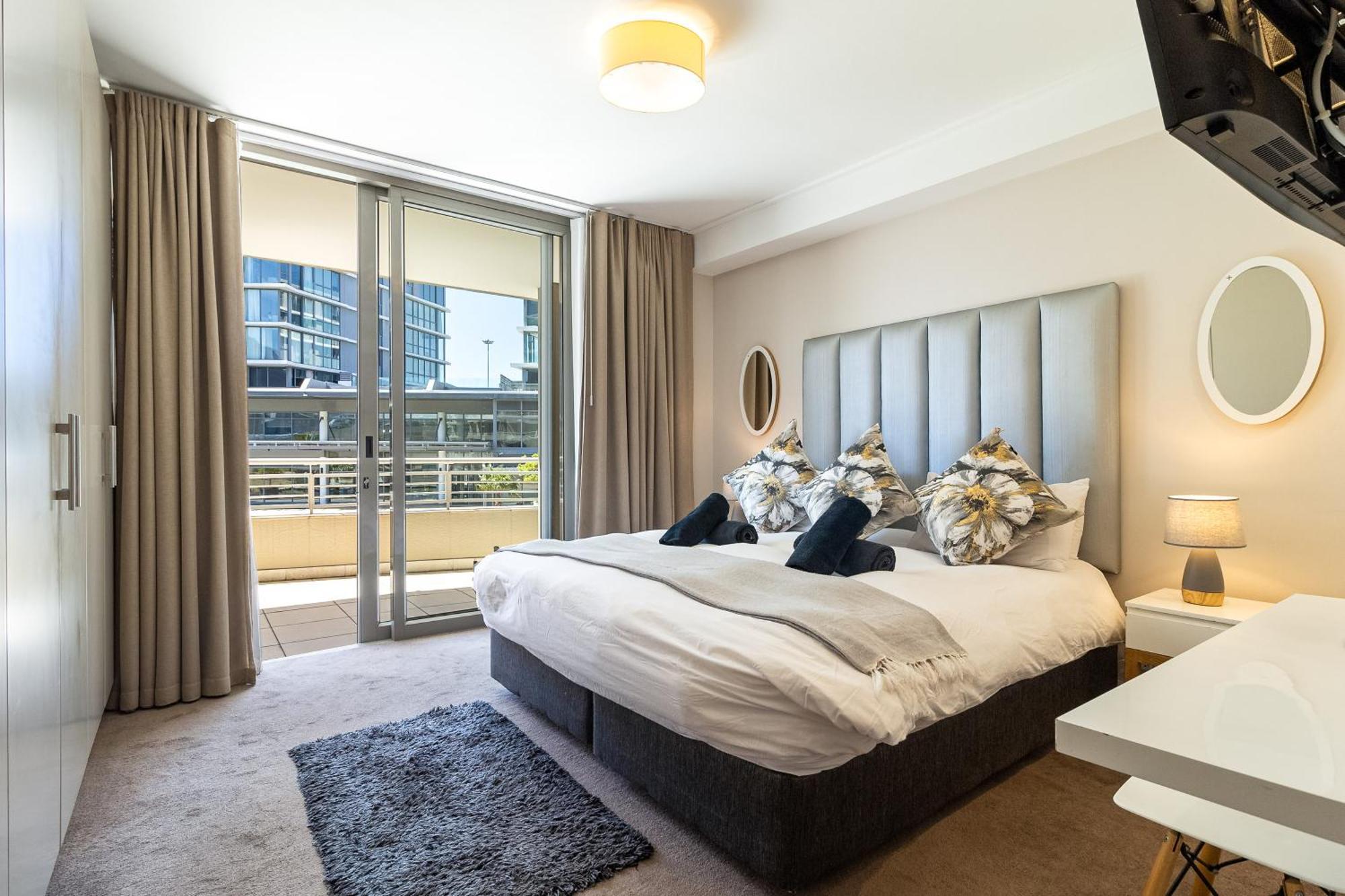 Canal Quays No Load Shedding Two Bedroom Le Cap